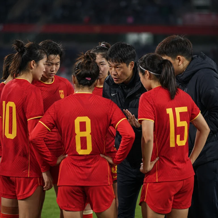 中国U20女足球员在点球环节前集中交流