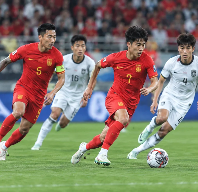 U23国足球员在比赛中协同防守并组织推进
